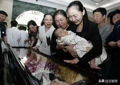 他是明星楷模傾盡所有資助孤兒,死後卻沒錢下葬,遺孀意外被砸死