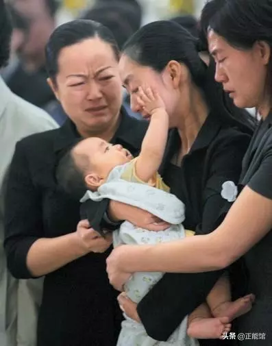 他是明星楷模傾盡所有資助孤兒,死後卻沒錢下葬,遺孀意外被砸死
