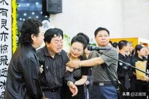 他是明星楷模傾盡所有資助孤兒,死後卻沒錢下葬,遺孀意外被砸死