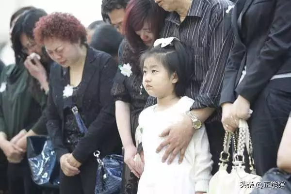 他是明星楷模傾盡所有資助孤兒,死後卻沒錢下葬,遺孀意外被砸死
