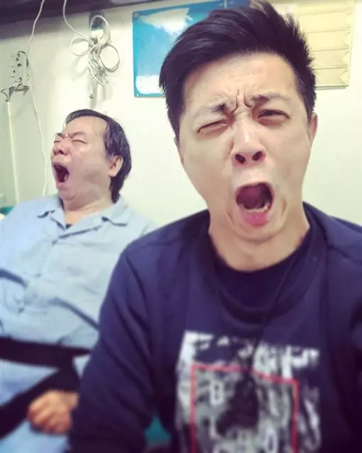 廖峻站起來了!中風四個多月辛苦復健 近照曝光瘦了一大圈