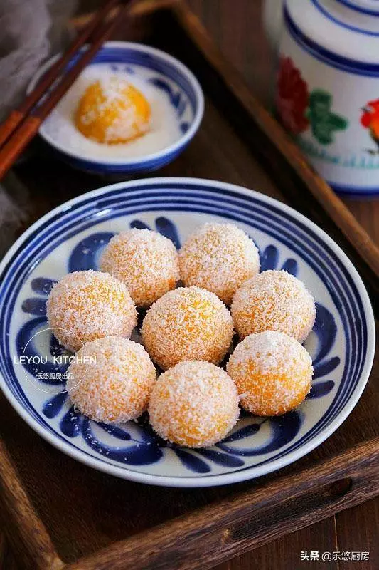 軟糯香甜的小點心,蒸南瓜加上椰絲,上桌就被搶光