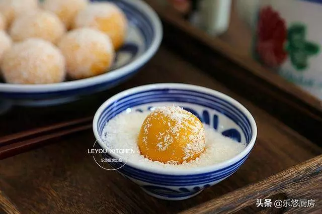 軟糯香甜的小點心,蒸南瓜加上椰絲,上桌就被搶光