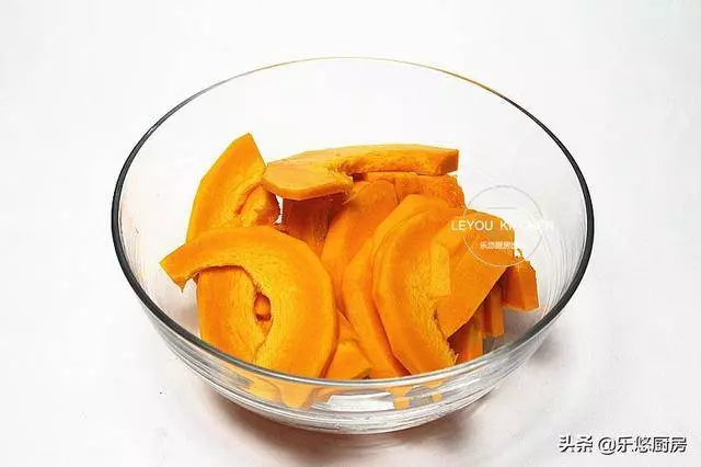 軟糯香甜的小點心,蒸南瓜加上椰絲,上桌就被搶光