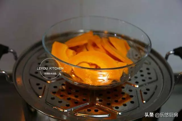 軟糯香甜的小點心,蒸南瓜加上椰絲,上桌就被搶光