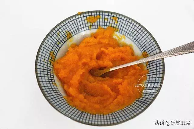 軟糯香甜的小點心,蒸南瓜加上椰絲,上桌就被搶光