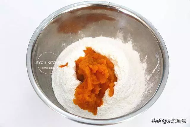 軟糯香甜的小點心,蒸南瓜加上椰絲,上桌就被搶光