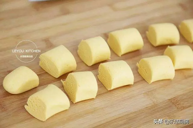 軟糯香甜的小點心,蒸南瓜加上椰絲,上桌就被搶光