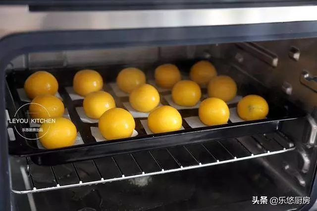 軟糯香甜的小點心,蒸南瓜加上椰絲,上桌就被搶光