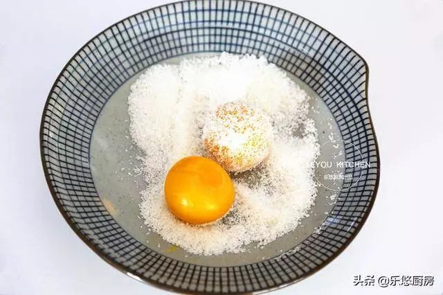 軟糯香甜的小點心,蒸南瓜加上椰絲,上桌就被搶光