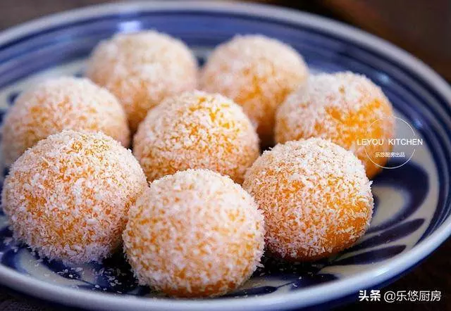 軟糯香甜的小點心,蒸南瓜加上椰絲,上桌就被搶光