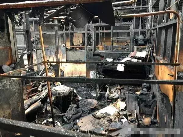 店裡突然失火,主人為了救貓咪,竟獨自闖進大火中,結局讓人感動