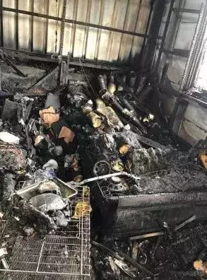 店裡突然失火,主人為了救貓咪,竟獨自闖進大火中,結局讓人感動