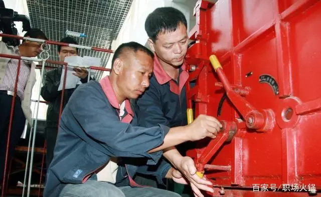 面試:新來員工的工資比你高,領導讓你培養他怎麼辦?老員工扭頭就走