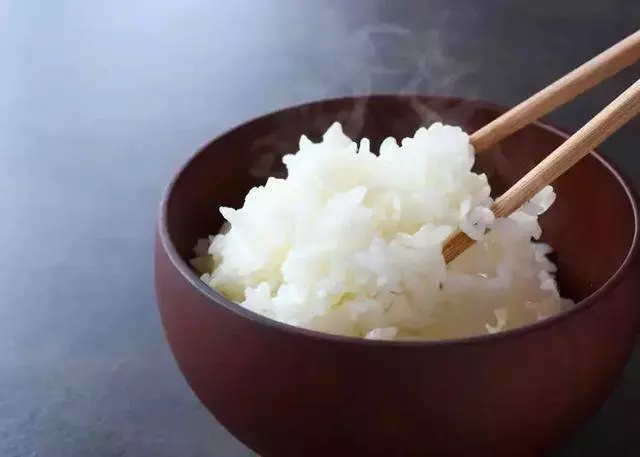 新加坡男子:中國准岳父飯後的一個舉動,改變了我對他的印象 !