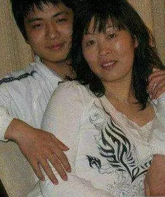 老公對不起啊,打擾你跟婆婆的「二人世界」了,我退出好嗎?