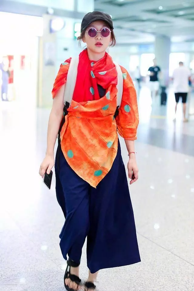 周迅43歲,林志玲43歲,兩人同穿白襯衫,終於知道了氣質的重要性