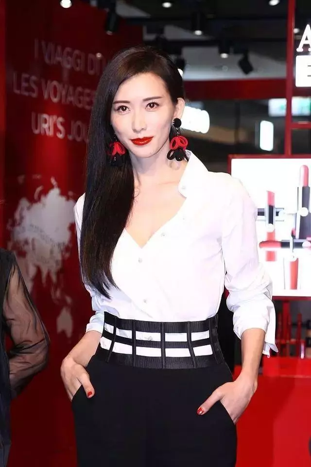 周迅43歲,林志玲43歲,兩人同穿白襯衫,終於知道了氣質的重要性