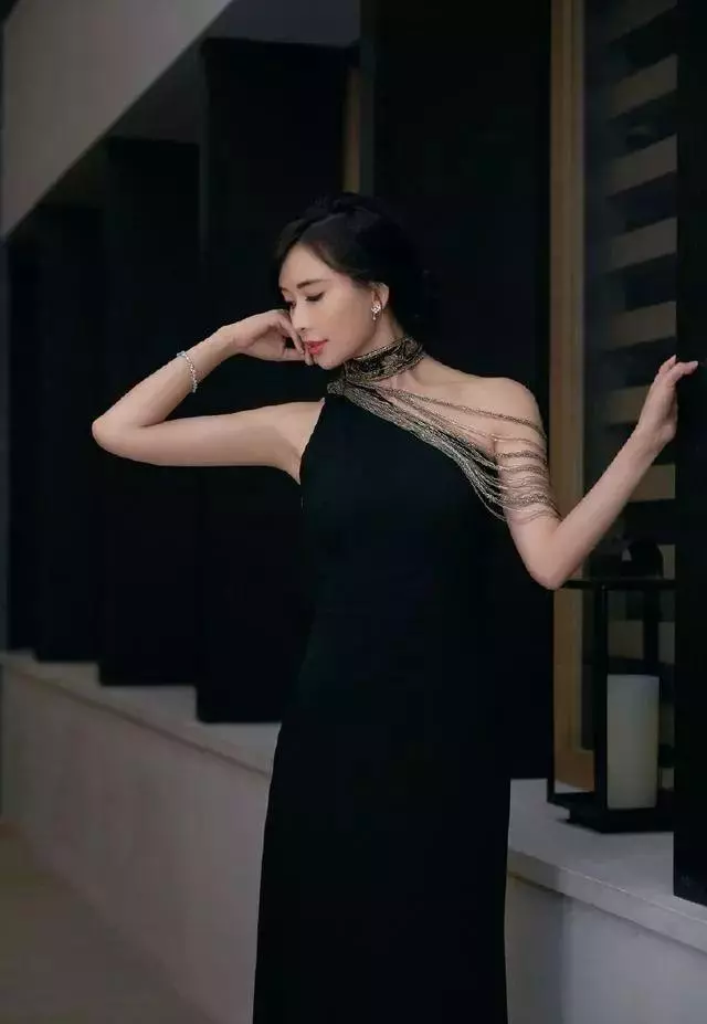 周迅43歲,林志玲43歲,兩人同穿白襯衫,終於知道了氣質的重要性