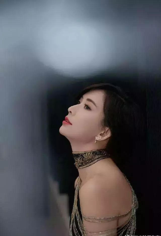 周迅43歲,林志玲43歲,兩人同穿白襯衫,終於知道了氣質的重要性
