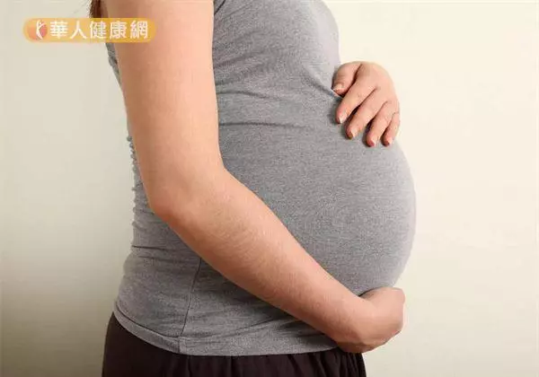 天生麗質仙女般的她,新婚沒多久卻一直戴著手套,某天丈夫趁她睡著把手套ㄧ脫,竟然發現背後可怕的真相!!