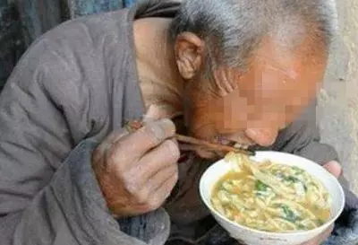 傻子給父親上墳,哭完後發現上錯墳,回來手指大山,救全村人的命