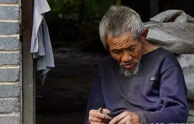 拾荒老漢撿到2袋錢,還錢給失主時反被侮辱,老漢一下子蒙了
