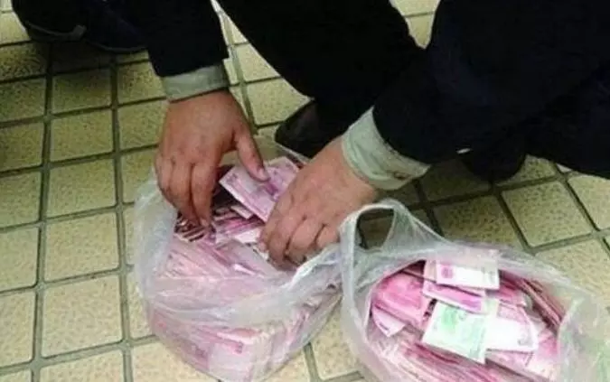 拾荒老漢撿到2袋錢,還錢給失主時反被侮辱,老漢一下子蒙了
