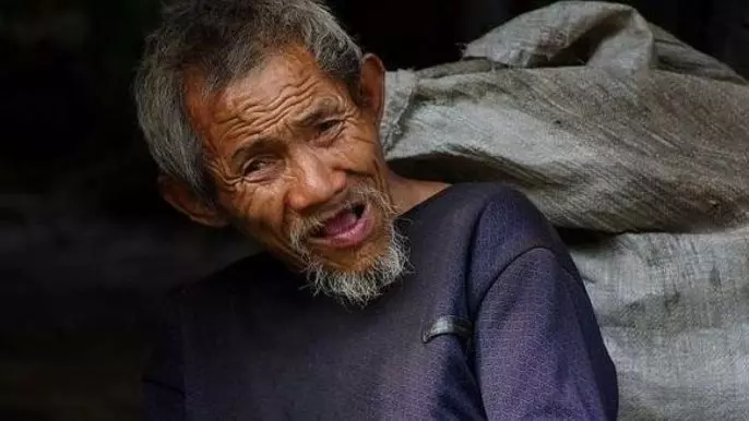 拾荒老漢撿到2袋錢,還錢給失主時反被侮辱,老漢一下子蒙了