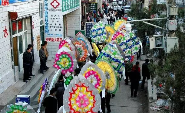 故事:張老太去世,留給媳婦孫子50萬,女兒來搶被村民趕出門