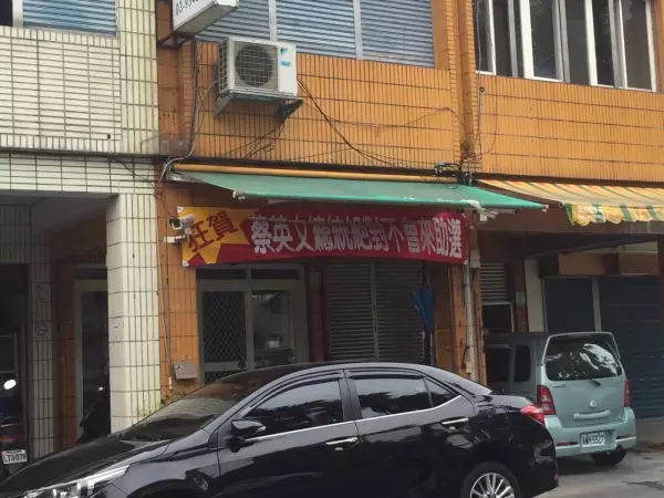 紅到國外的「台灣紅布條」創意無上限 要互嗆結盟都OK:笑到噴飯