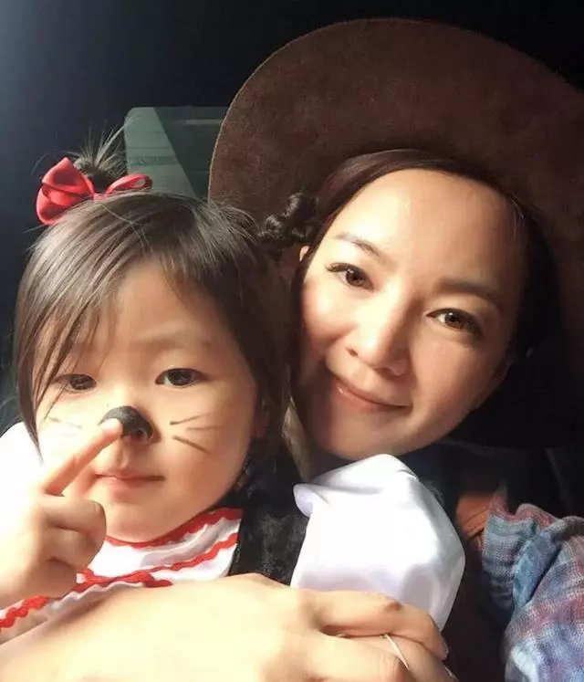 阿雅嫁給了活佛?由於丈夫的特殊身份背景,即使結婚後,也無法透露丈夫的身份