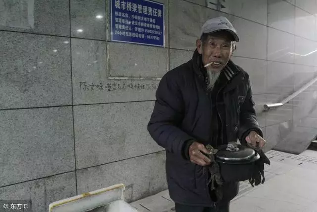 老人進城尋兒無果,小伙陪伴他6年,但老人卻不知小伙就是他孫兒
