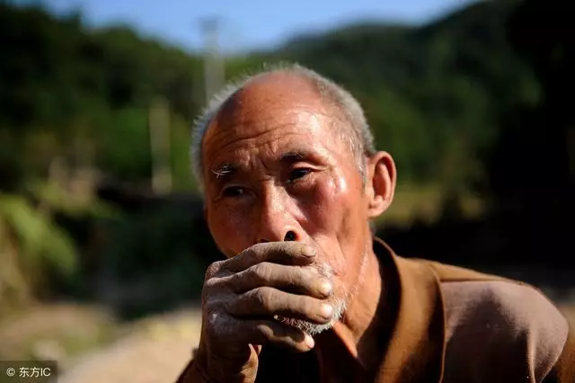 父親病重,男子回家探望,路上一個善心之舉,卻意外救了父親的命