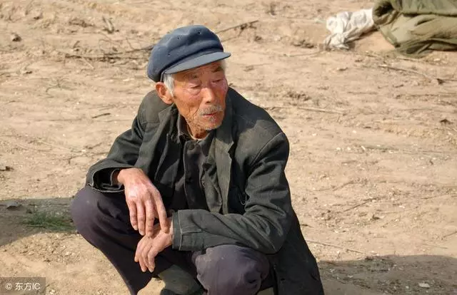 父母病逝後,全村供養他三年,他卻放火燒村還大家恩情