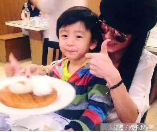 謝霆鋒低調返港看望張柏芝母子,曬長子合照,網友:長得像翻版謝霆鋒!