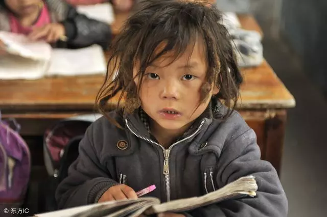 單親媽媽病危,將六歲孩子託付給窮鞋匠,孩子長大後為報恩成債奴