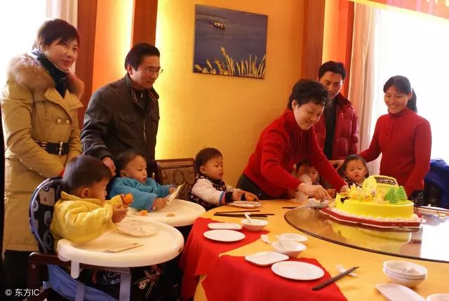 婚後第一個生日,老公不能陪她,公婆叫她出去吃飯,一進包房愣了