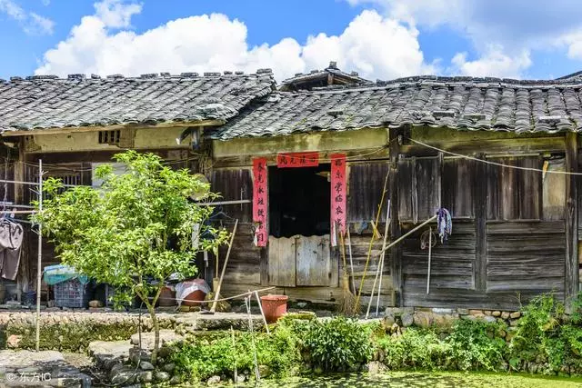 老人進城兒子避而不見,她守在樓下不走,看到兒子下樓哭斷了腸