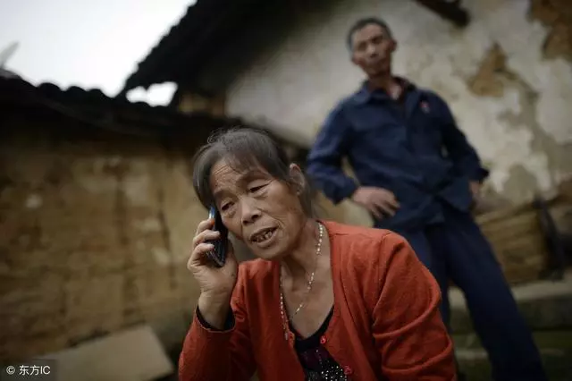 老人進城兒子避而不見,她守在樓下不走,看到兒子下樓哭斷了腸