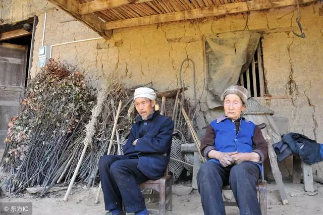 兒子出門打工6年不回家,老父乘車去找,看到兒子後崩潰大哭