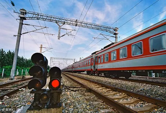 兒子出門打工6年不回家,老父乘車去找,看到兒子後崩潰大哭