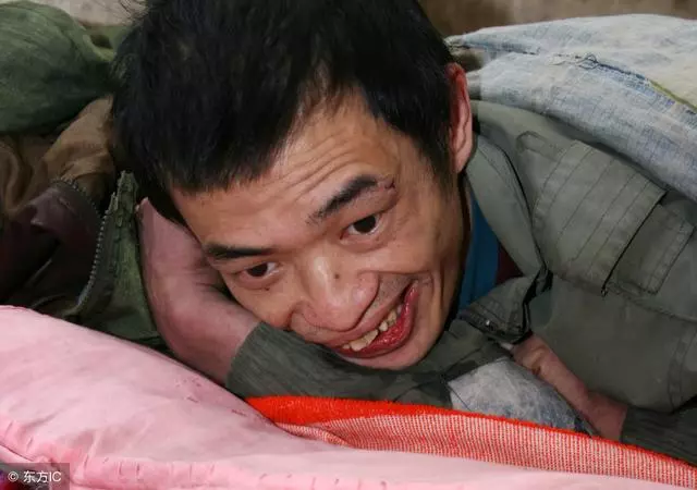 男子癱瘓妻不堪重負離去,全村照顧他跟老母25年,25年後福報來了