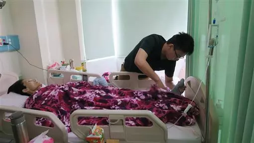 「書可再讀,媽媽只有一個」彰化男大生休學照顧患癌母親,他淚訴「珍惜有你的每一天」孝心感動天