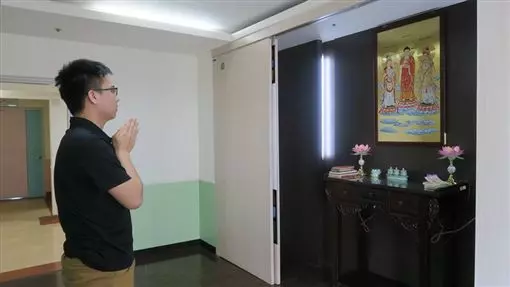 「書可再讀,媽媽只有一個」彰化男大生休學照顧患癌母親,他淚訴「珍惜有你的每一天」孝心感動天