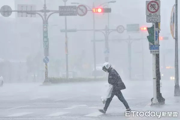 梅雨季提早!週三凌晨「全台下大雨」狂降10度 氣象局呼籲「下周有波更強的」:照颱風規格預報