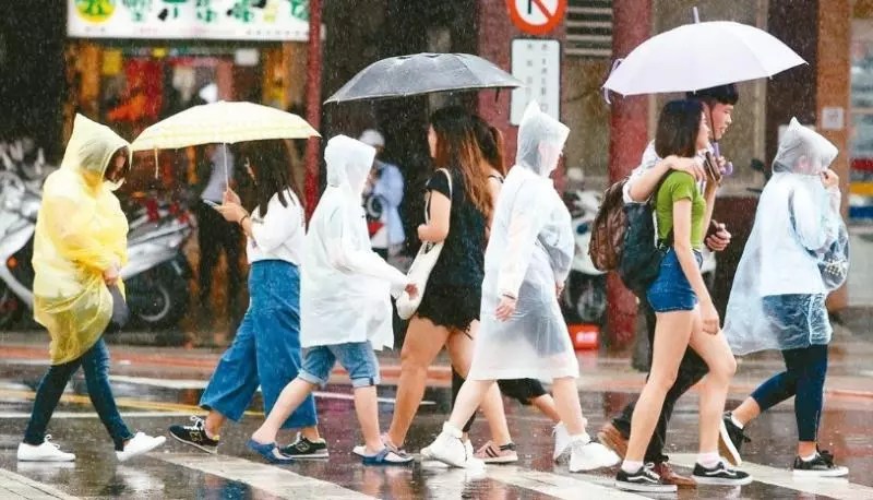 梅雨季提早!週三凌晨「全台下大雨」狂降10度 氣象局呼籲「下周有波更強的」:照颱風規格預報