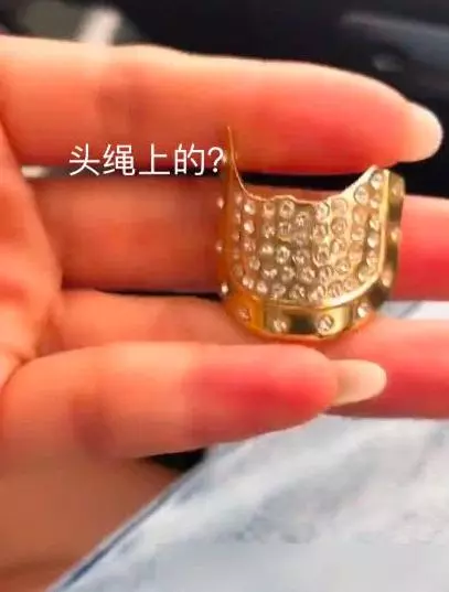 她在車上摸到「一個亮亮的金飾」懷疑被綠了 質問老公「得知那是...」瞬間臉紅了!