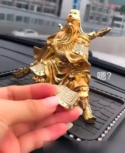 她在車上摸到「一個亮亮的金飾」懷疑被綠了 質問老公「得知那是...」瞬間臉紅了!