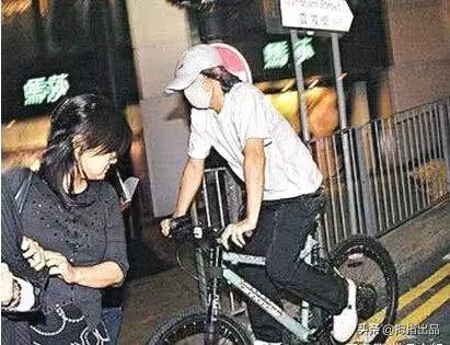 娛樂圈大佬,洪金寶的車,王晶的車,周潤發的車,都完全敗給了星爺